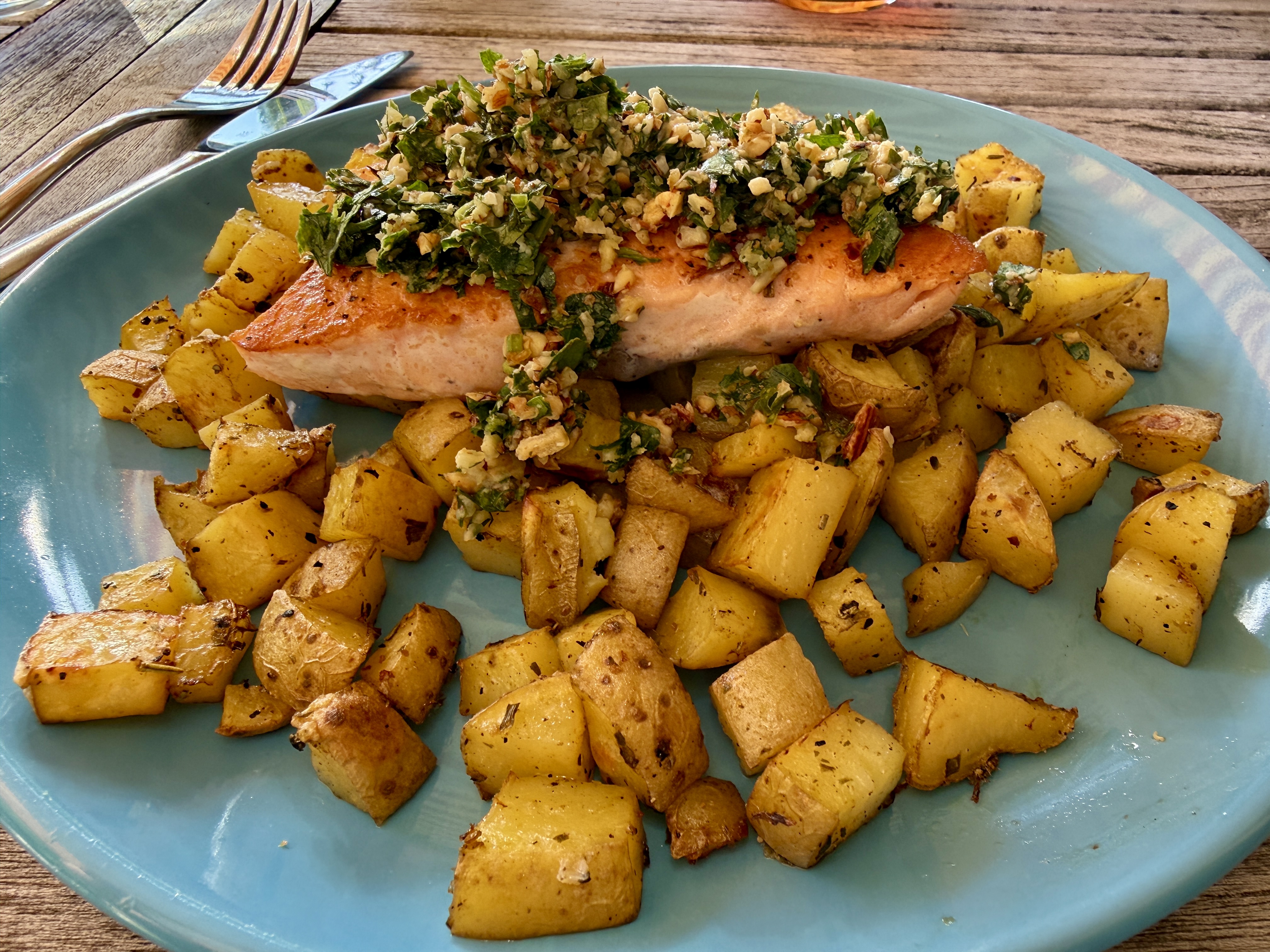 <i>Knusprige</i><i>Kartoffeln</i><i>mit Lachs & Picada</i>